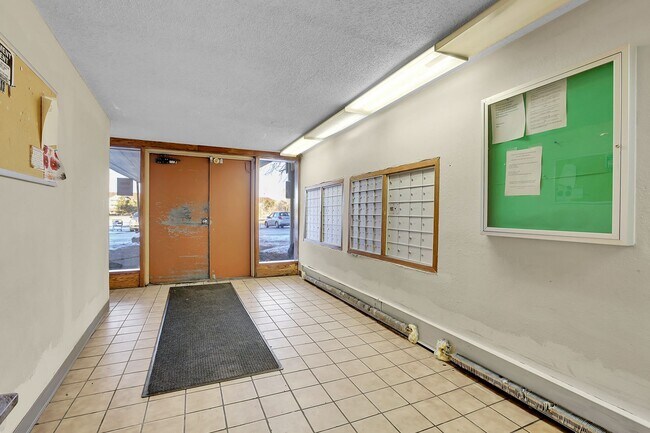 Building Photo - 1 Bedroom, 1 bath, 3rd floor Apartment