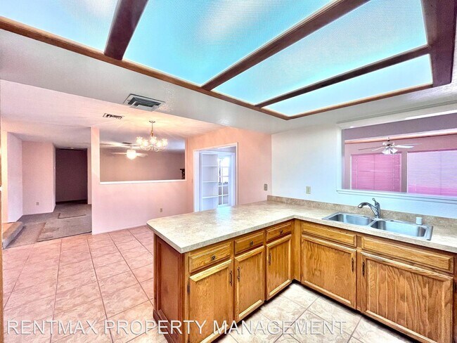 Building Photo - 3 br, 2 bath House - 1487 SUNBURST DR