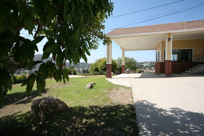 Building Photo - 3Br 2Ba Single Story Available Now!