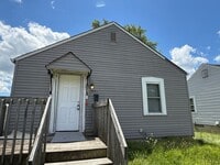 Building Photo - Refreshed 2 Bed, 1 Bath Home