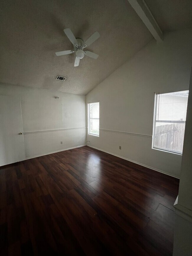 Building Photo - Great 3 bedroom, 2 bath available early April