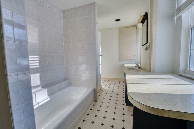 Building Photo - Beautiful 4 Bedroom Farm House