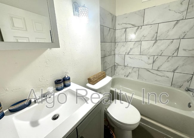 Building Photo - 1402 N 21st Ave