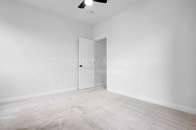 Building Photo - 1114 Summit St