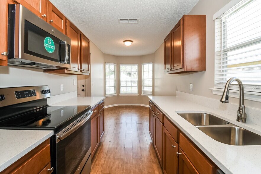Building Photo - 8736 Townsquare Dr