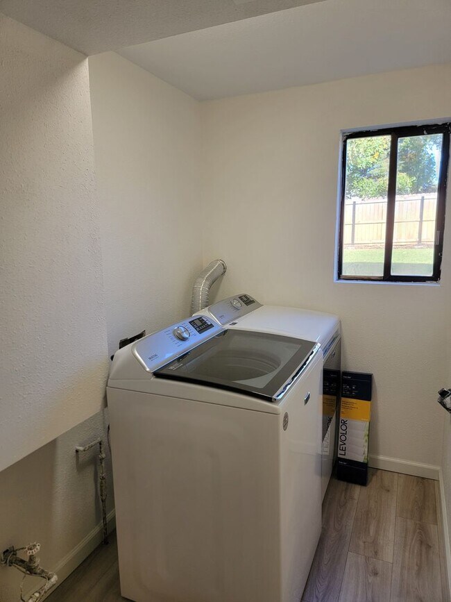 Building Photo - Great update 4-Bedroom Home On The South H...