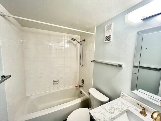 Building Photo - 160 Live Oak Woods Ct