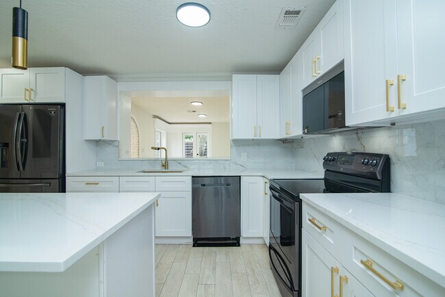 Building Photo - 111 Zoratoa Ave