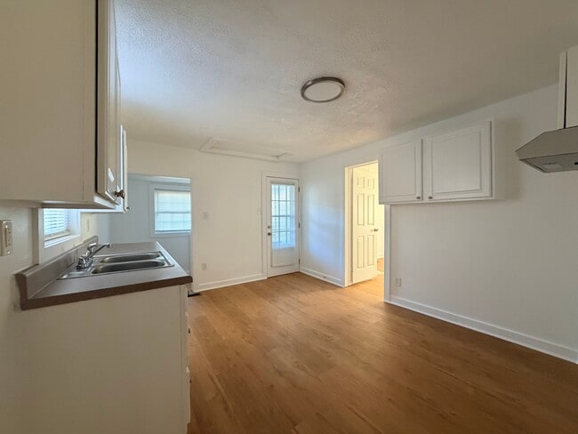 Building Photo - 417 S Hill Ave