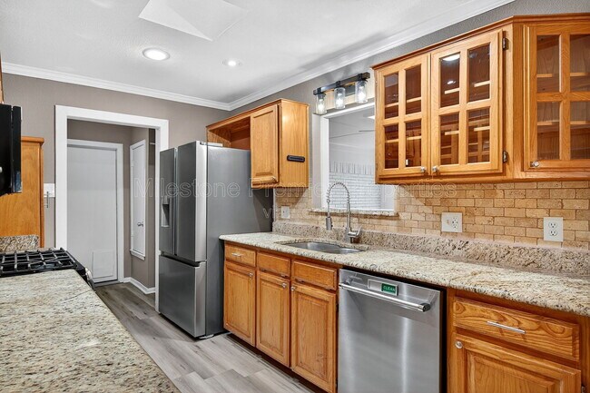 Building Photo - 112 S Wood Ave