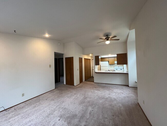 Building Photo - Great Two Bedroom in Roosevelt Neighborhood