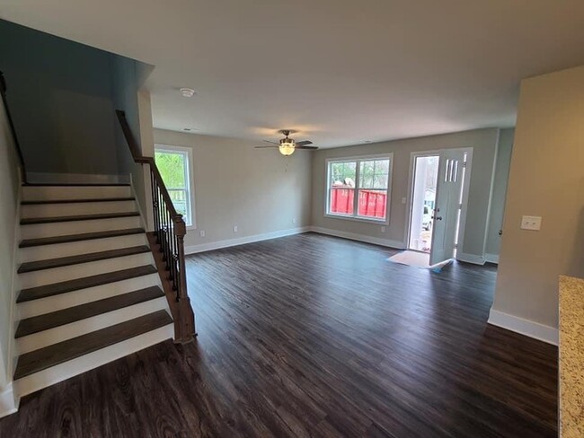 Building Photo - Beautiful 2 Bedroom 2.5 Bath Home Coming S...