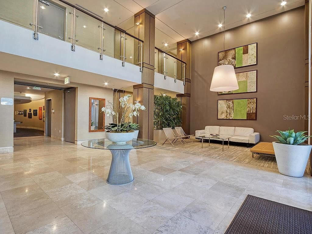 Lobby - 400 4th Ave S