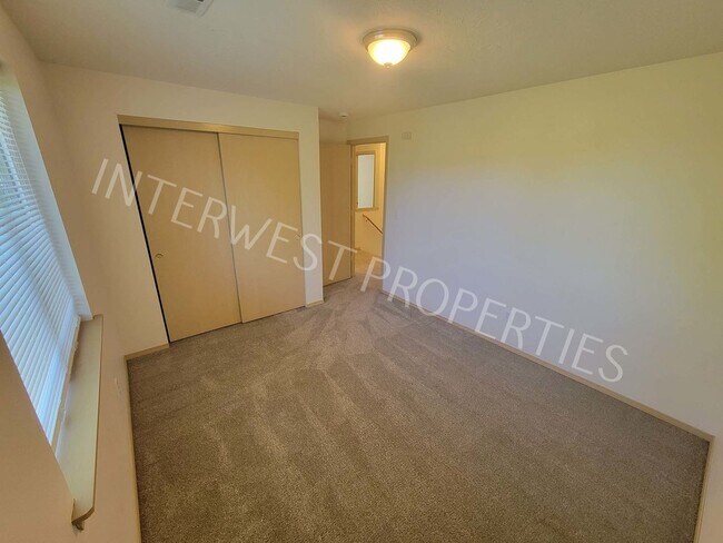 Building Photo - *1ST MONTH'S RENT FREE* 4 Bedroom Home Near Brentwood Park w/Garage, Fenced Yard & Gas Fireplace