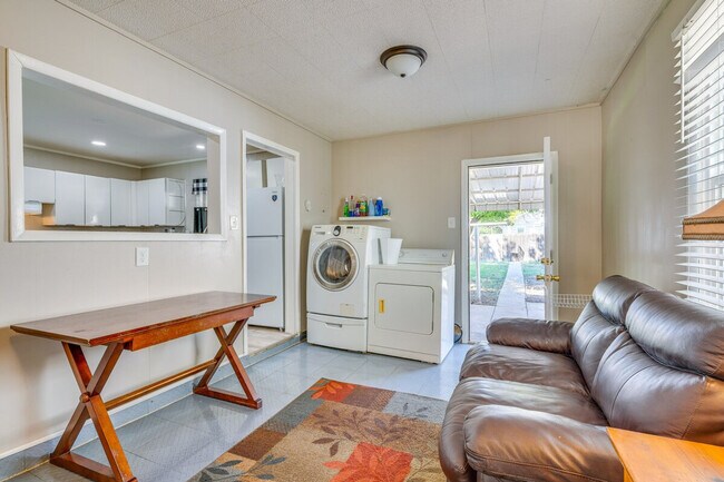 Building Photo - 1923 Lake Ave