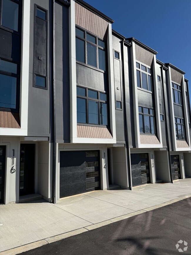 Building Photo - LUXURY Rooftop Terrace Townhome