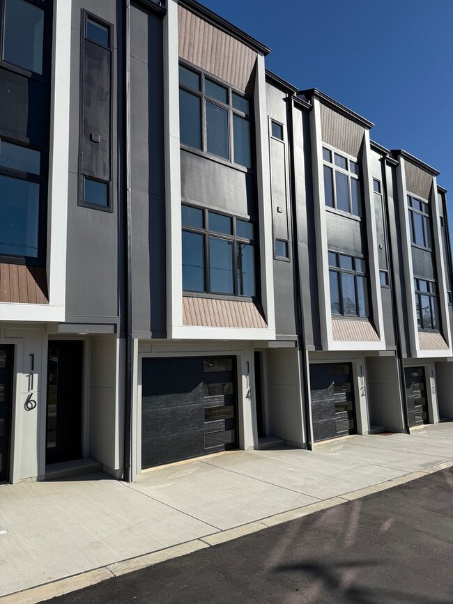 Building Photo - LUXURY Rooftop Terrace Townhome