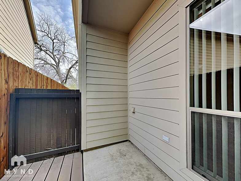 Building Photo - 2204 Apollonia Ln