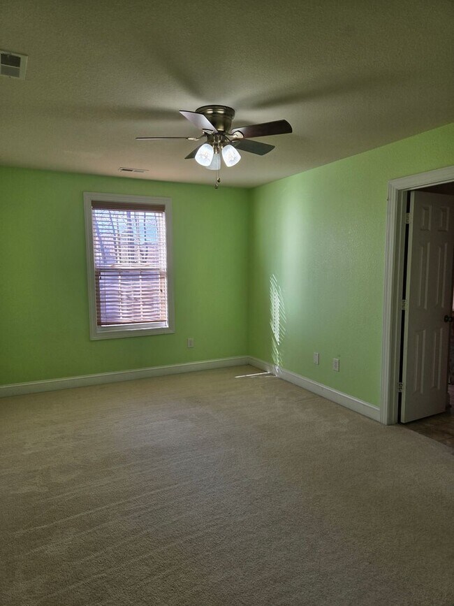 Building Photo - Lovely 3 Bedroom house near Town Center