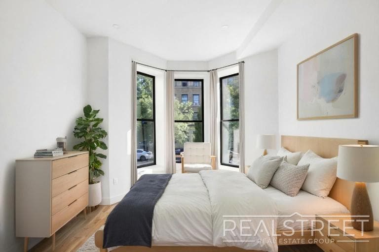 Building Photo - Magnificent 4 Bed 3.5 Bath Brownstone Duplex in Crown Heights