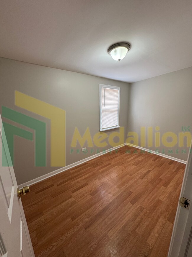 Building Photo - Charming Recently Updated Home 4-5 beds wi...