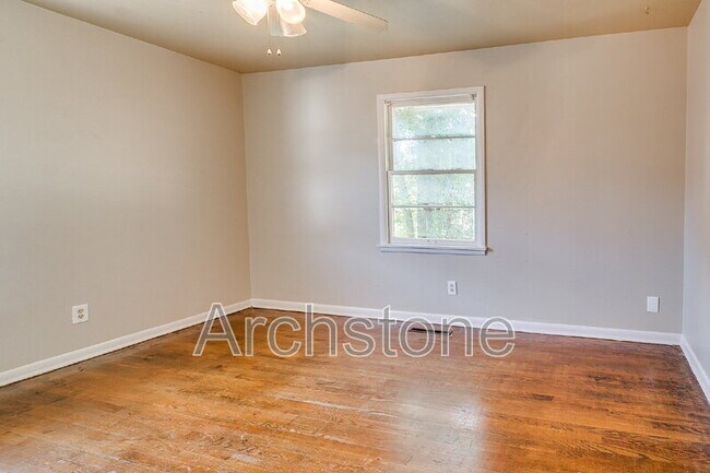 Building Photo - 724 General Senter Dr