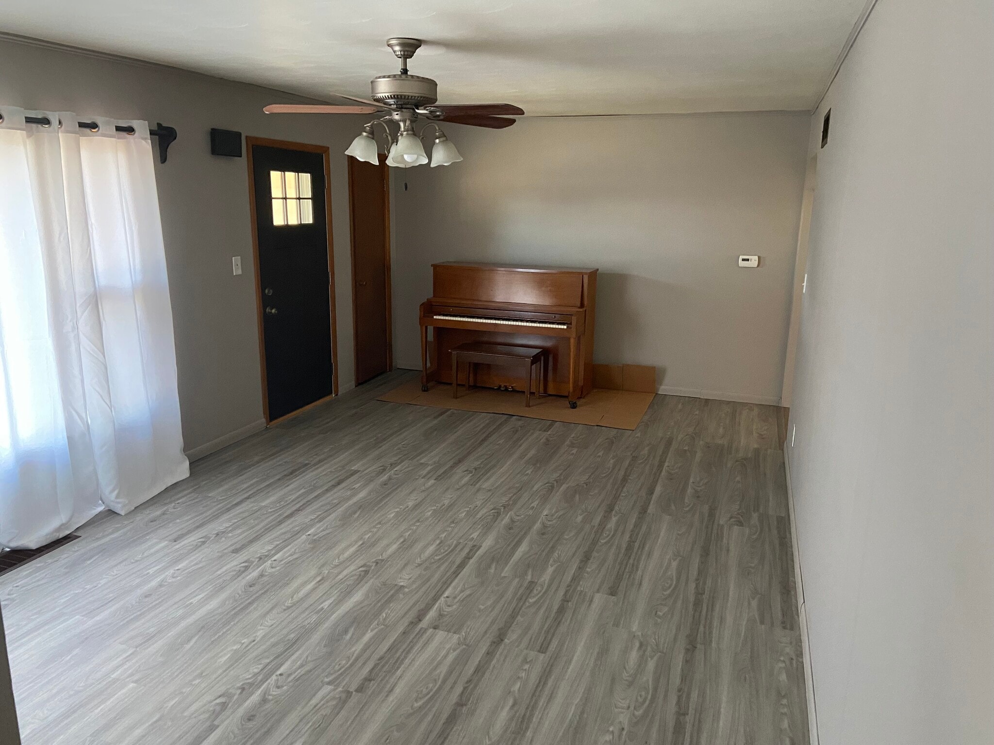 Living Room - 704 E Pike St