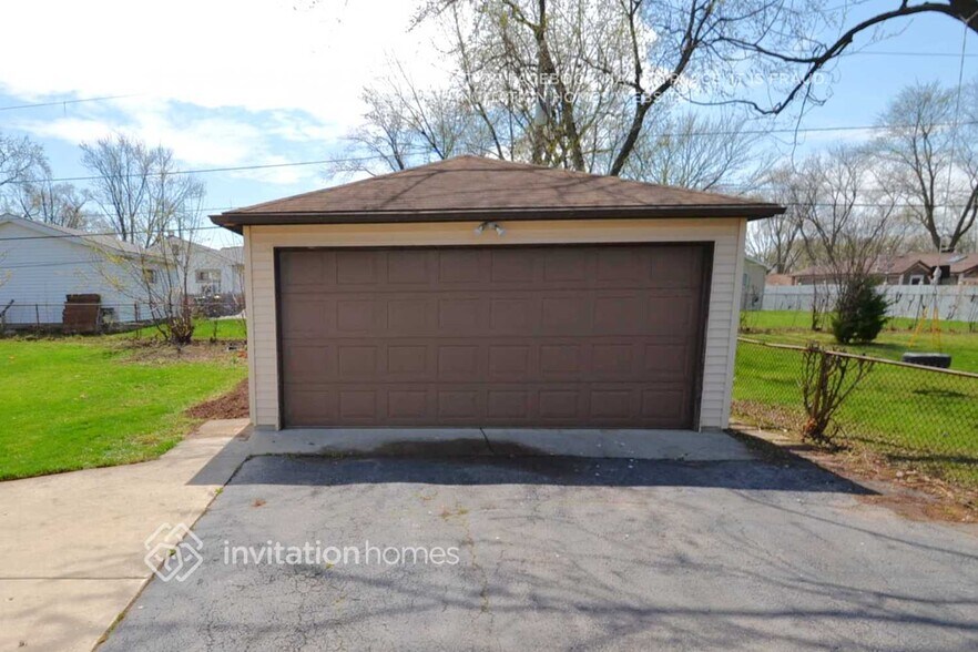 Building Photo - 345 Apache Ln