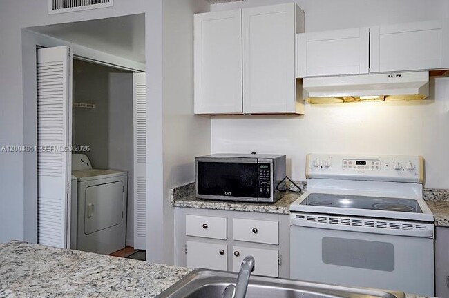 Building Photo - 1727 Meadows Cir W