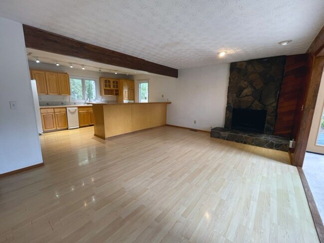 Building Photo - Beautiful and Spacious South Anchorage Home!