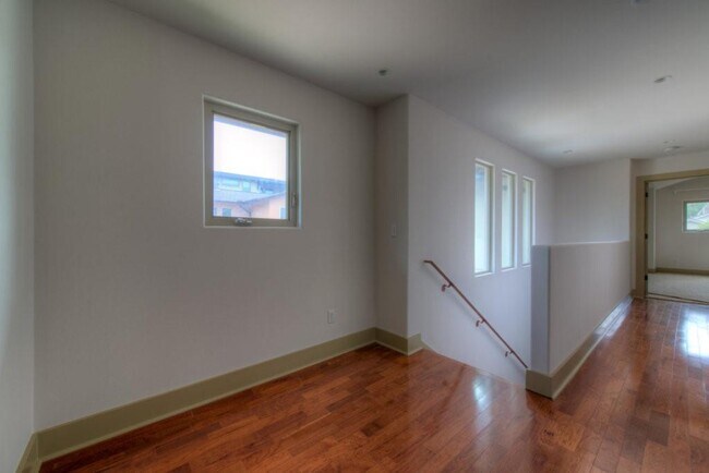 Building Photo - 605 Peacock Ln #C C
