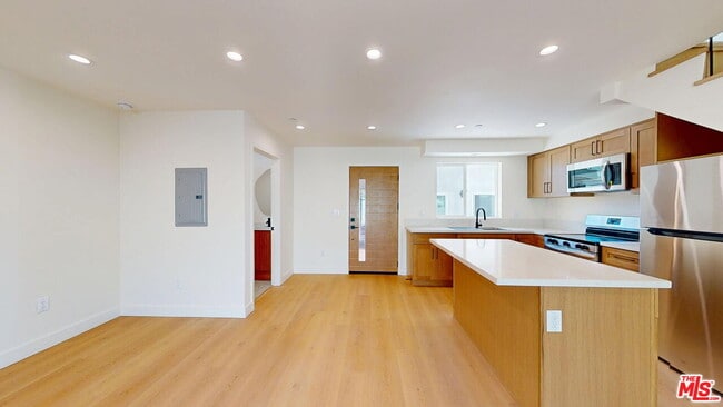 Building Photo - 6445 Satsuma Ave