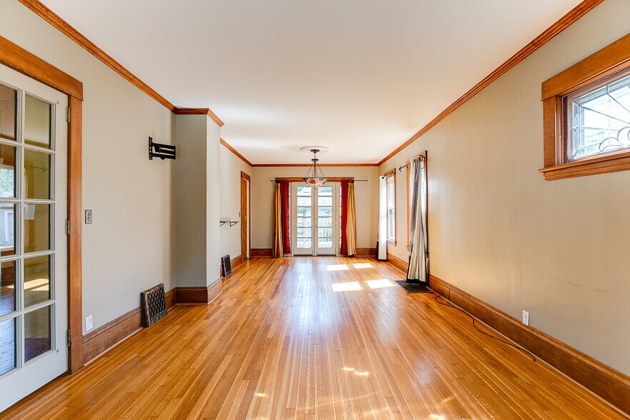 Building Photo - 1654 Van Buren Ave