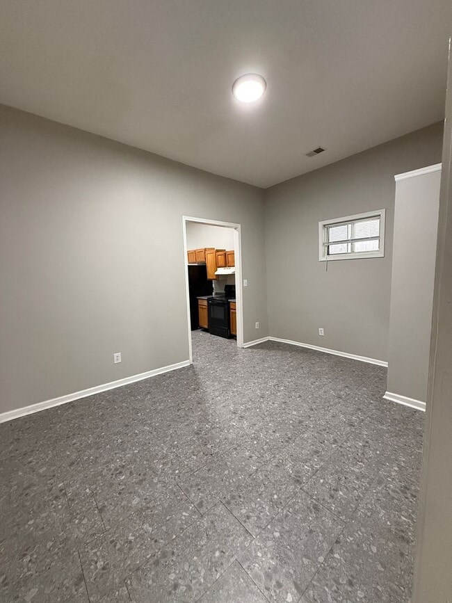 Building Photo - 3-BED 1-BATH SINGLE FAMILY HOME