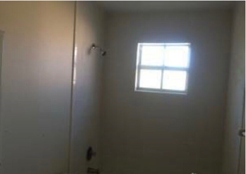 Building Photo - 465 SW 86th Ave