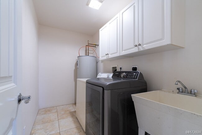 Building Photo - LARGE and SPACIOUS 3bd/3ba/2pkg (SEA COUNTRY) $3900