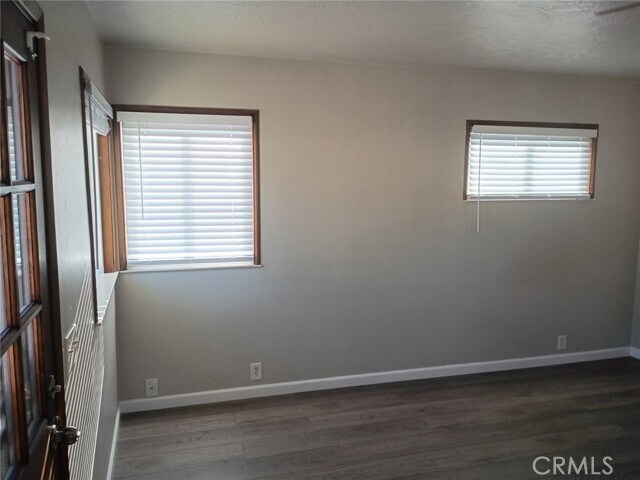 Building Photo - 947 E Cypress Ave