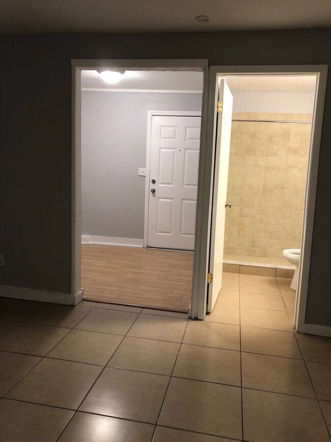 Building Photo - 3 Bedroom/ 2 Bathroom Home