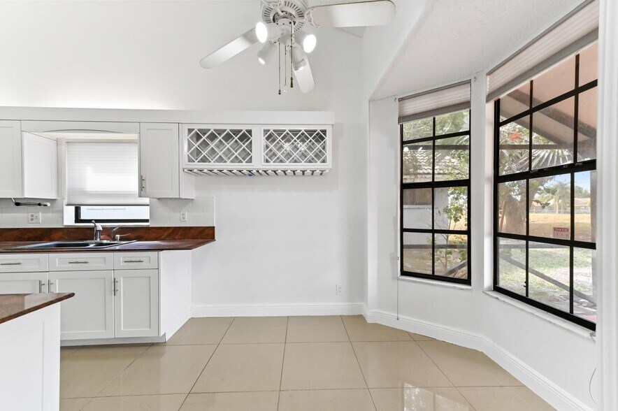 Building Photo - 5421 Helene Cir
