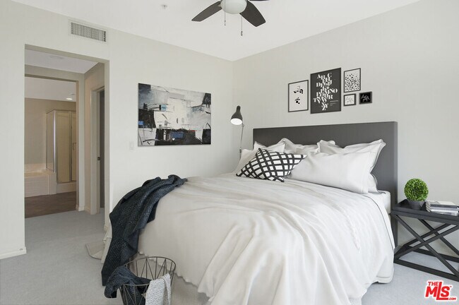 Building Photo - 6020 S Seabluff Dr