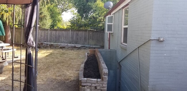 Building Photo - One Block to Lake Washington, Available Aug 1st