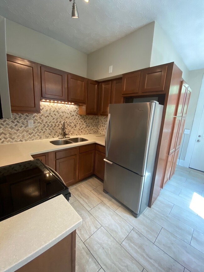 Building Photo - 638 S Pearl St