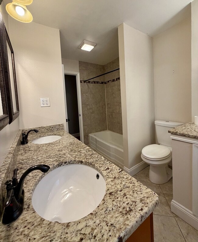 Building Photo - 5S481 Glenoban Dr