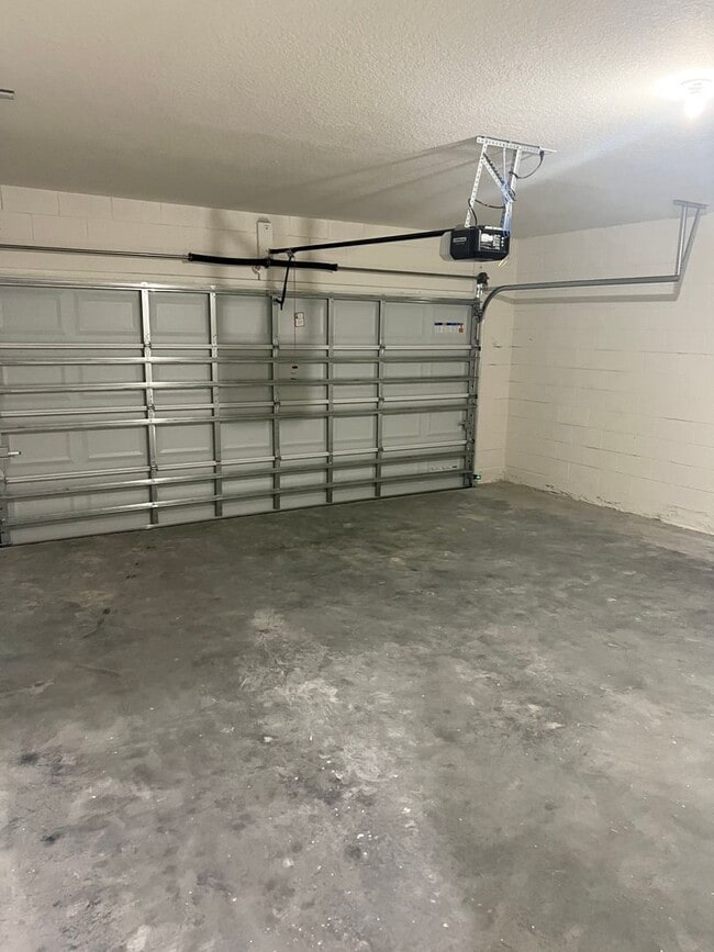 Building Photo - 4 BEDROOM 2 BATHROOM HOUSE FOR RENT