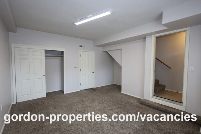 Building Photo - NE Halsey St - Gresham 2 bedroom townhouse with den/office