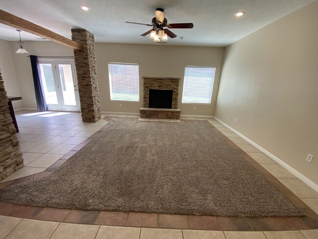 Building Photo - Welcome Home! Lovely 3 bed 2 bath home.