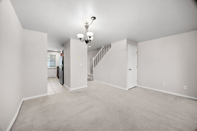 Building Photo - TOWNHOUSE IN KENT! Two story condo/townhouse 2 bedroom 1.5 bathroom TOWNHOUSE in Kent at Colonial...