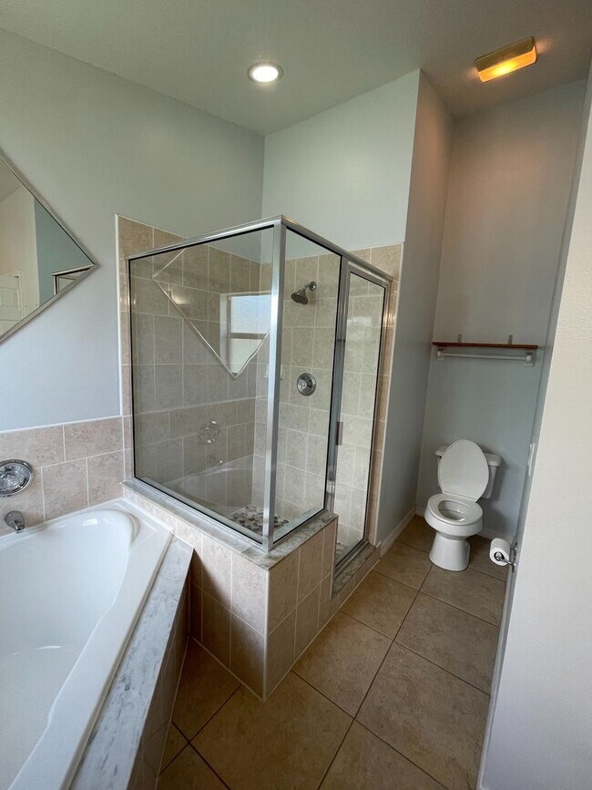 Building Photo - Beautiful 3/2 Fenced in Single Family Home...