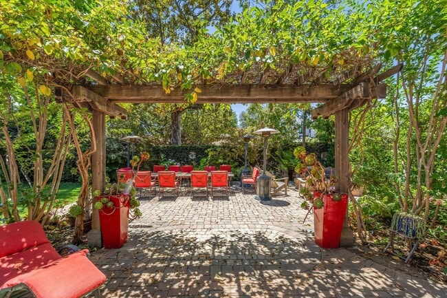Building Photo - Mediterranean Beauty in Crescent Park – 5B...
