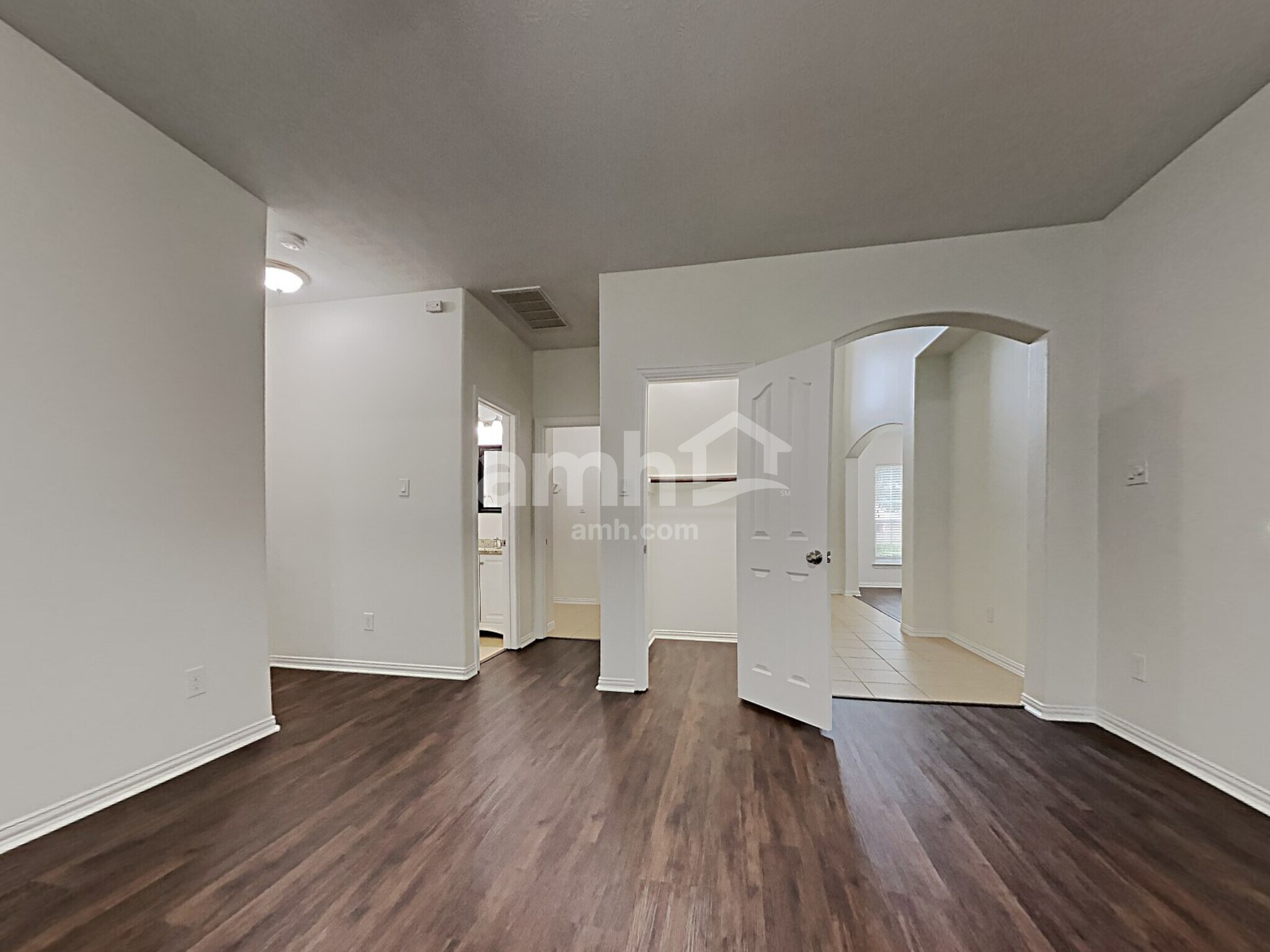 Building Photo - 2213 Oak Cir Dr N